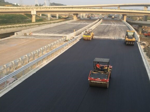 高快环路主线桥沥青摊铺.jpg